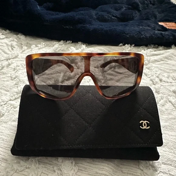 Woman Chanel Sunglasses - Picture 2 of 9